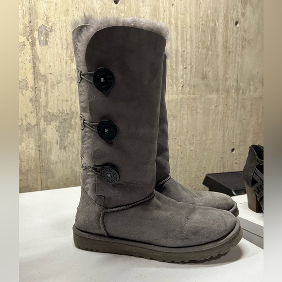 Grey sz 9 Ugg boots ! Winter is coming ! - Picture 1 of 3
